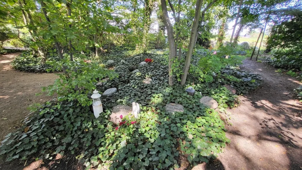 gräber+unter+den+bäumen 1920w